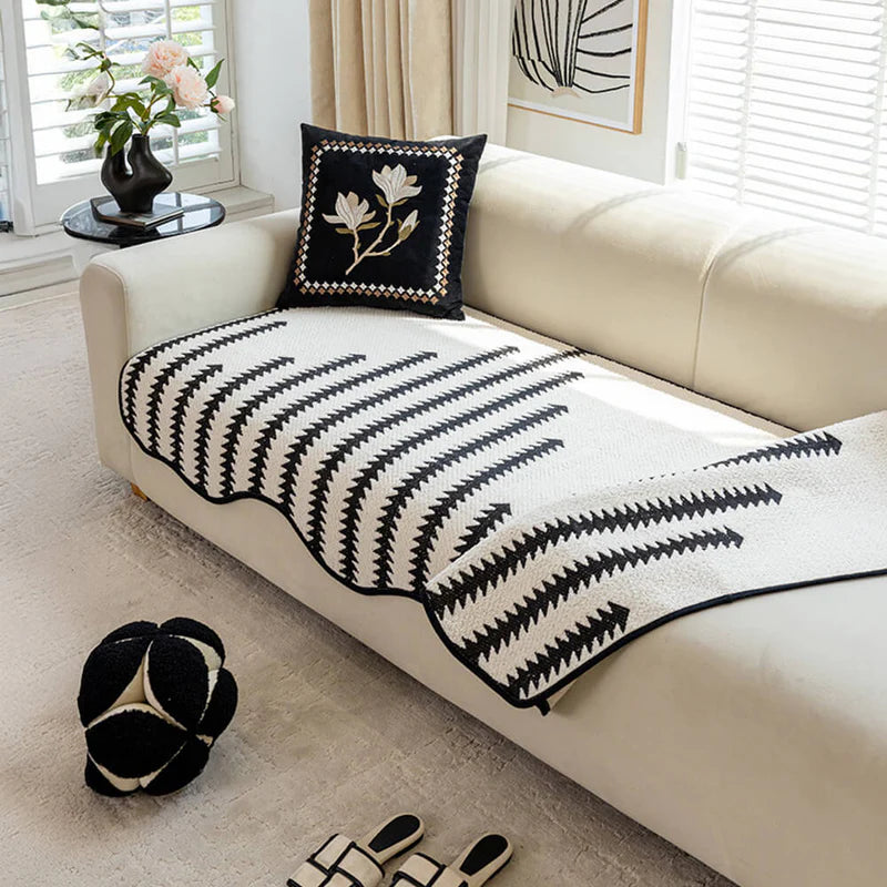 [COMPRE 2 LEVE 3] Capa de sofá moderna em chenille com estampa chevron e bordas onduladas.