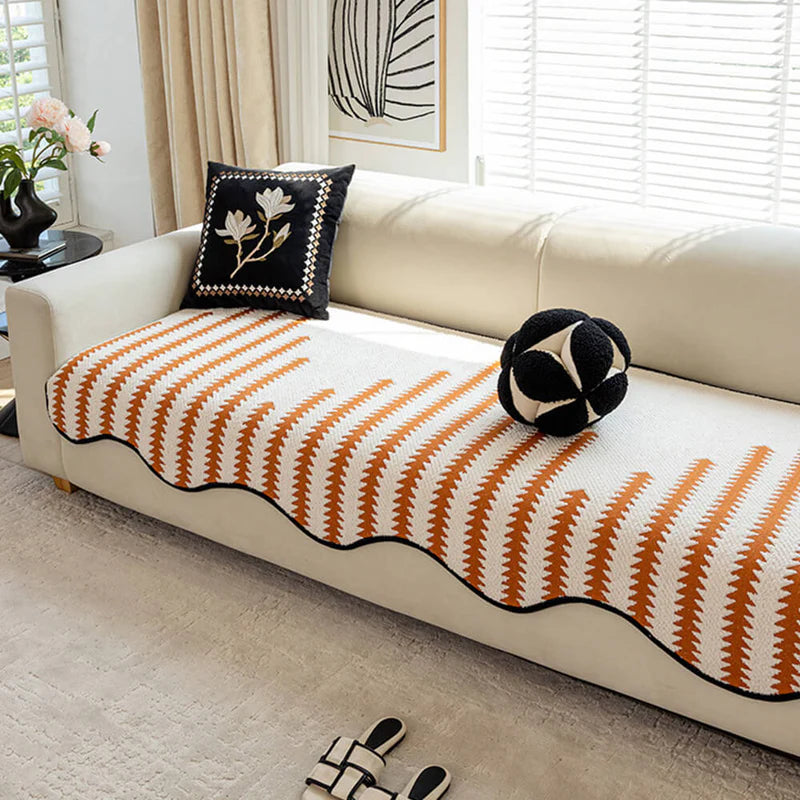 [COMPRE 2 LEVE 3] Capa de sofá moderna em chenille com estampa chevron e bordas onduladas.