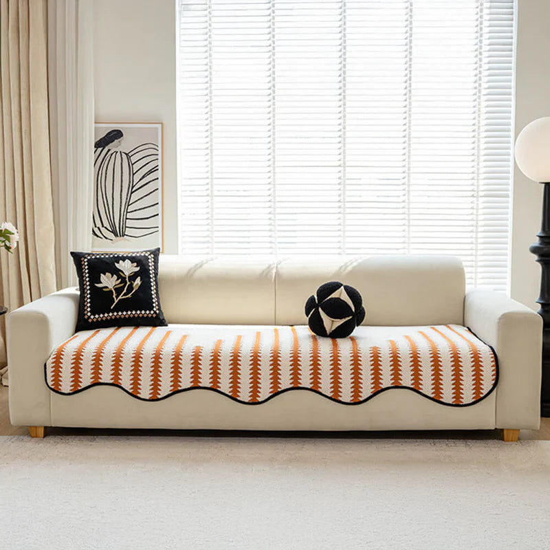 [COMPRE 2 LEVE 3] Capa de sofá moderna em chenille com estampa chevron e bordas onduladas.