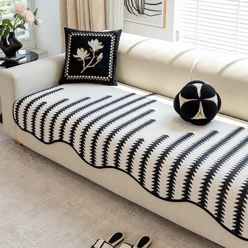 [COMPRE 2 LEVE 3] Capa de sofá moderna em chenille com estampa chevron e bordas onduladas.