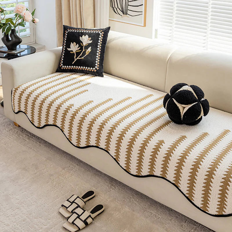 [COMPRE 2 LEVE 3] Capa de sofá moderna em chenille com estampa chevron e bordas onduladas.