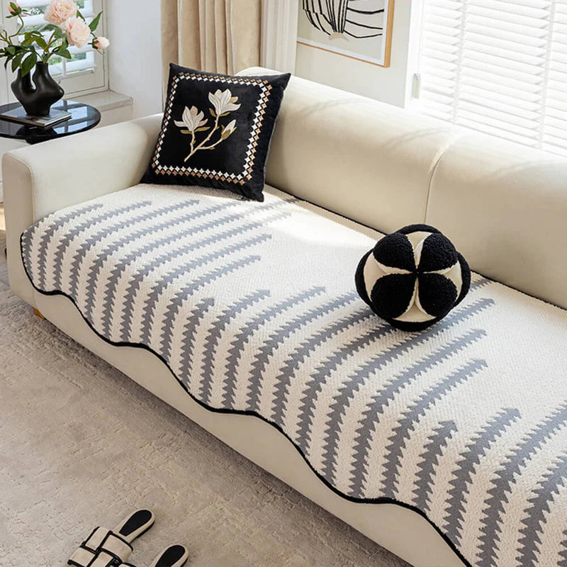 [COMPRE 2 LEVE 3] Capa de sofá moderna em chenille com estampa chevron e bordas onduladas.